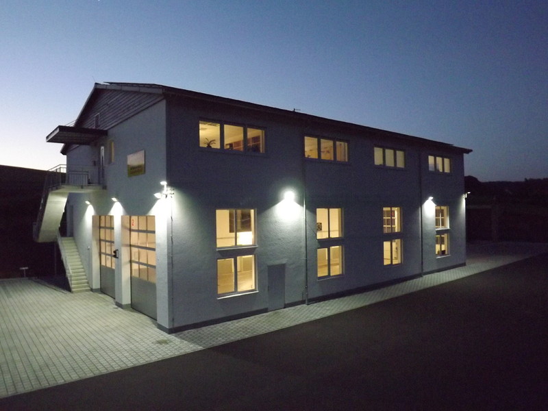 Das beleuchtete Betriebsgebäude der Zarges-Graf GmbH am Abend